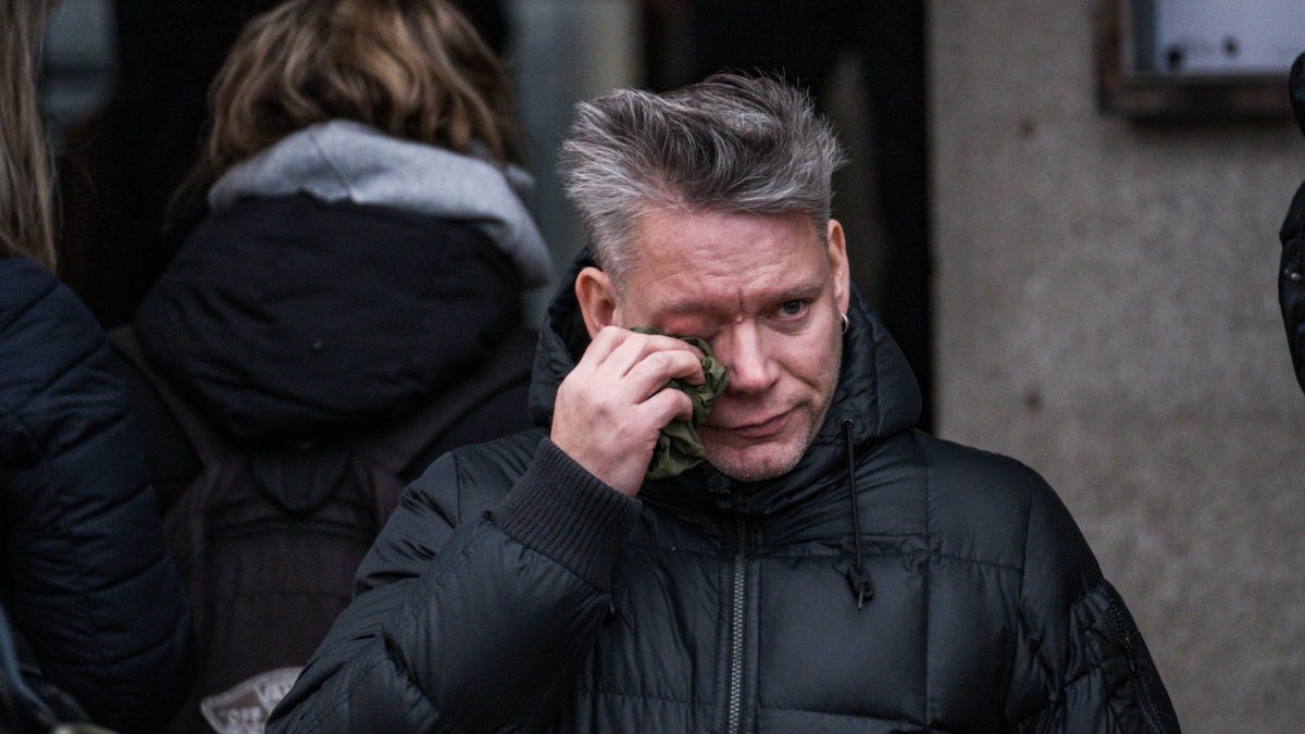 Blízcí a přátelé se rozloučili s moderátorem Patrikem Hezuckým. (12.12.2025)