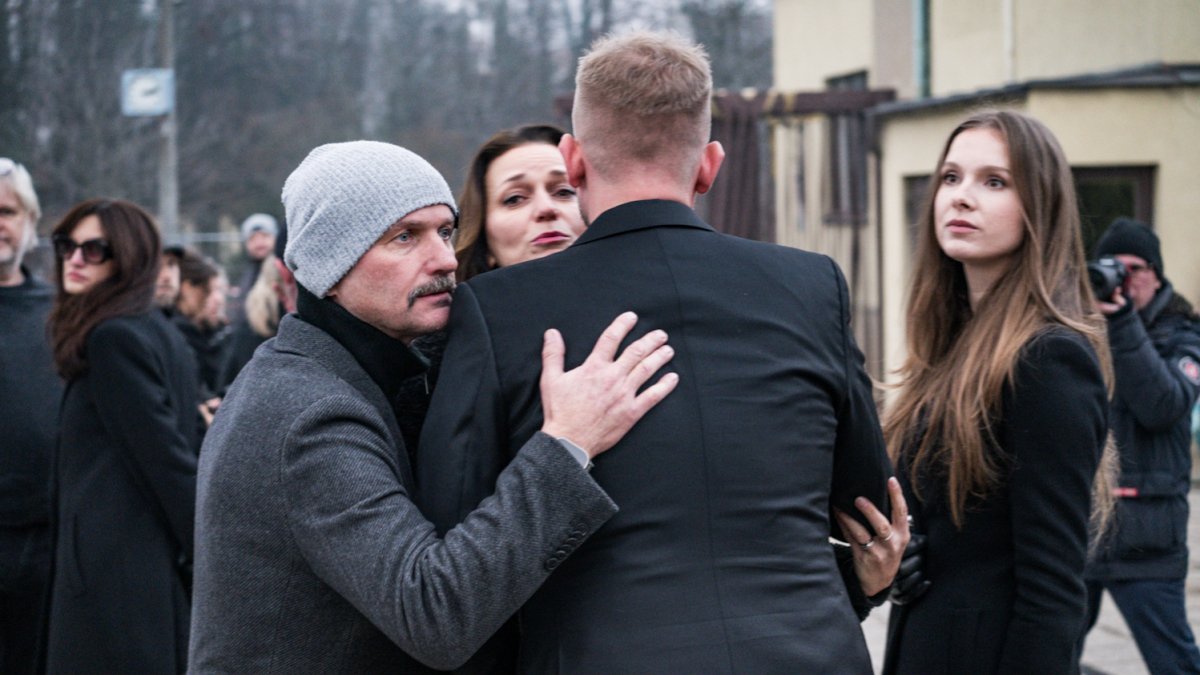 Blízcí a přátelé se rozloučili s moderátorem Patrikem Hezuckým. (12.12.2025)