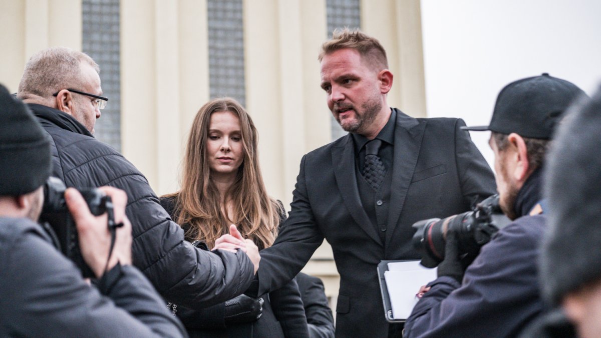 Blízcí a přátelé se rozloučili s moderátorem Patrikem Hezuckým. (12.12.2025)