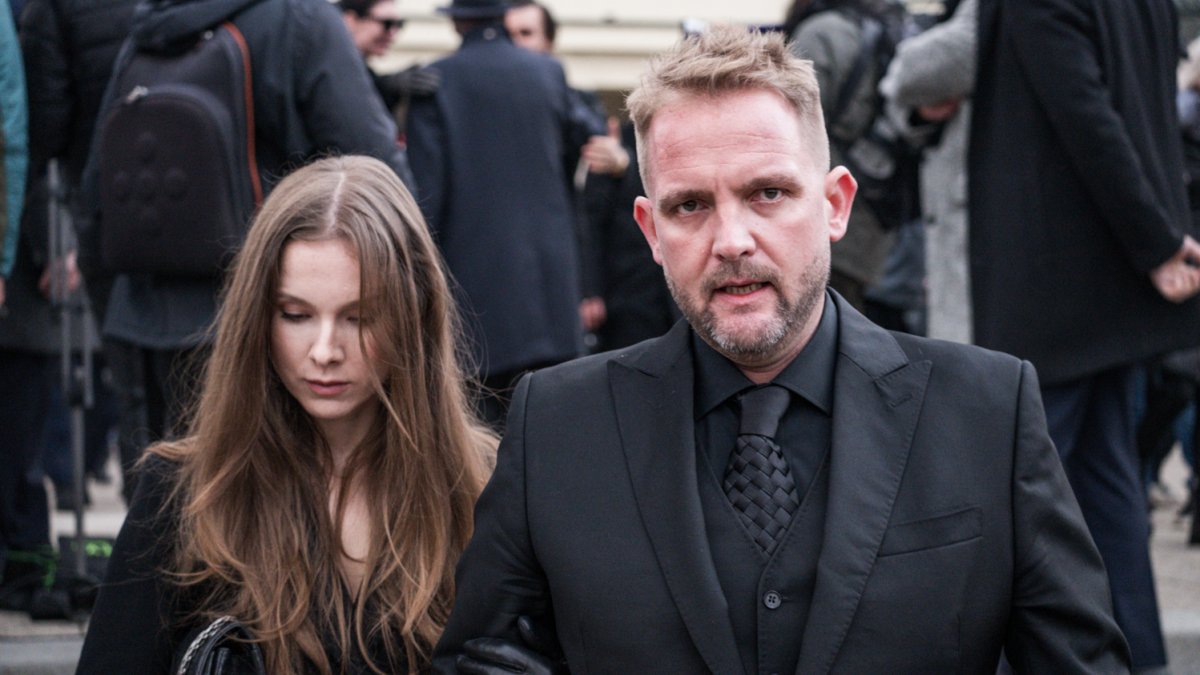 Blízcí a přátelé se rozloučili s moderátorem Patrikem Hezuckým. (12.12.2025)