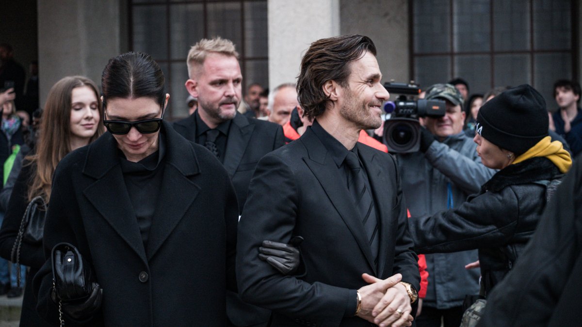 Blízcí a přátelé se rozloučili s moderátorem Patrikem Hezuckým. (12.12.2025)