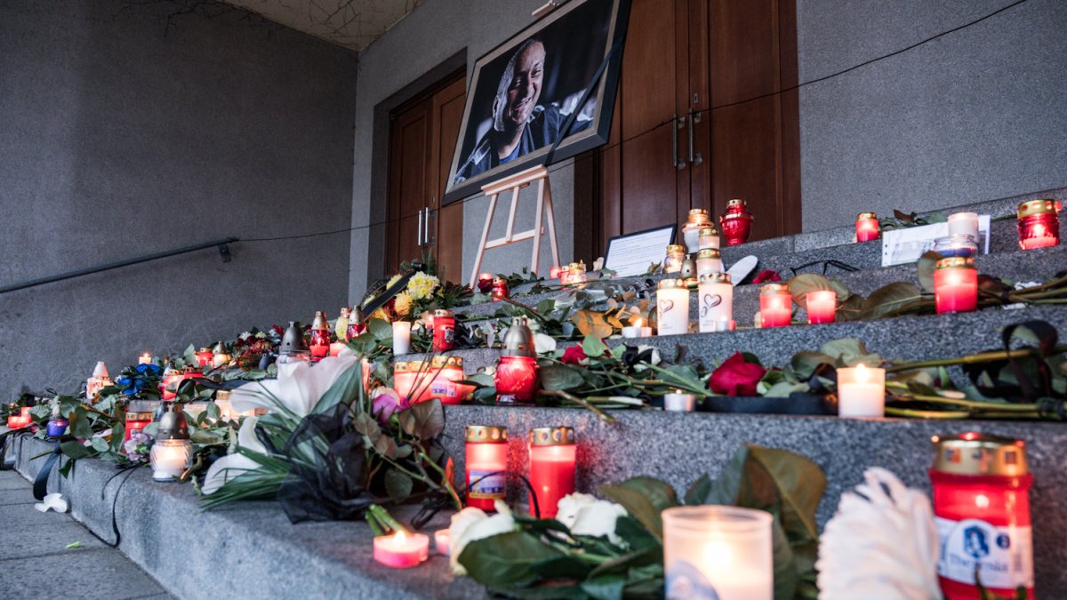 Blízcí a přátelé se rozloučili s moderátorem Patrikem Hezuckým. (12.12.2025)