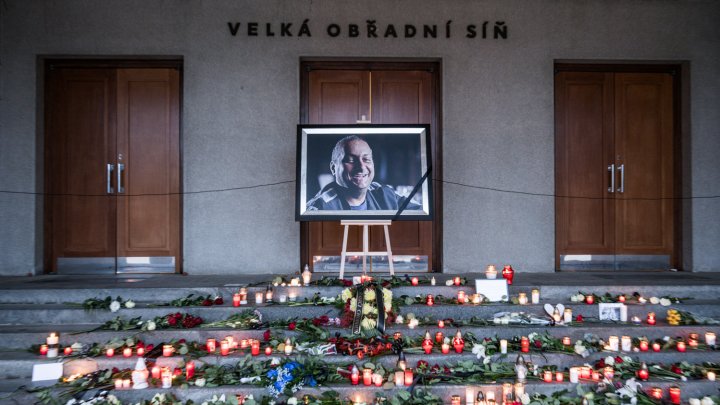 Blízcí a přátelé se rozloučili s moderátorem Patrikem Hezuckým. (12.12.2025)