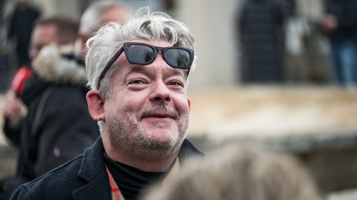 Blízcí a přátelé se rozloučili s moderátorem Patrikem Hezuckým. (12.12.2025)