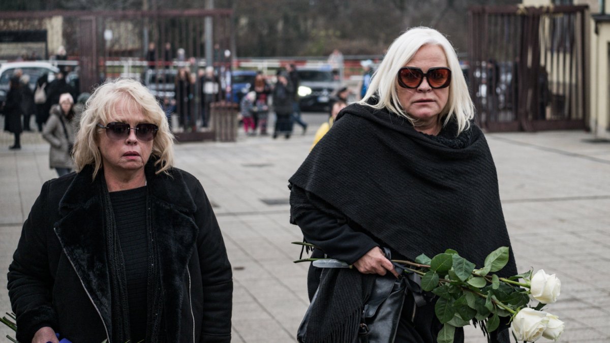 Blízcí a přátelé se rozloučili s moderátorem Patrikem Hezuckým. (12.12.2025)