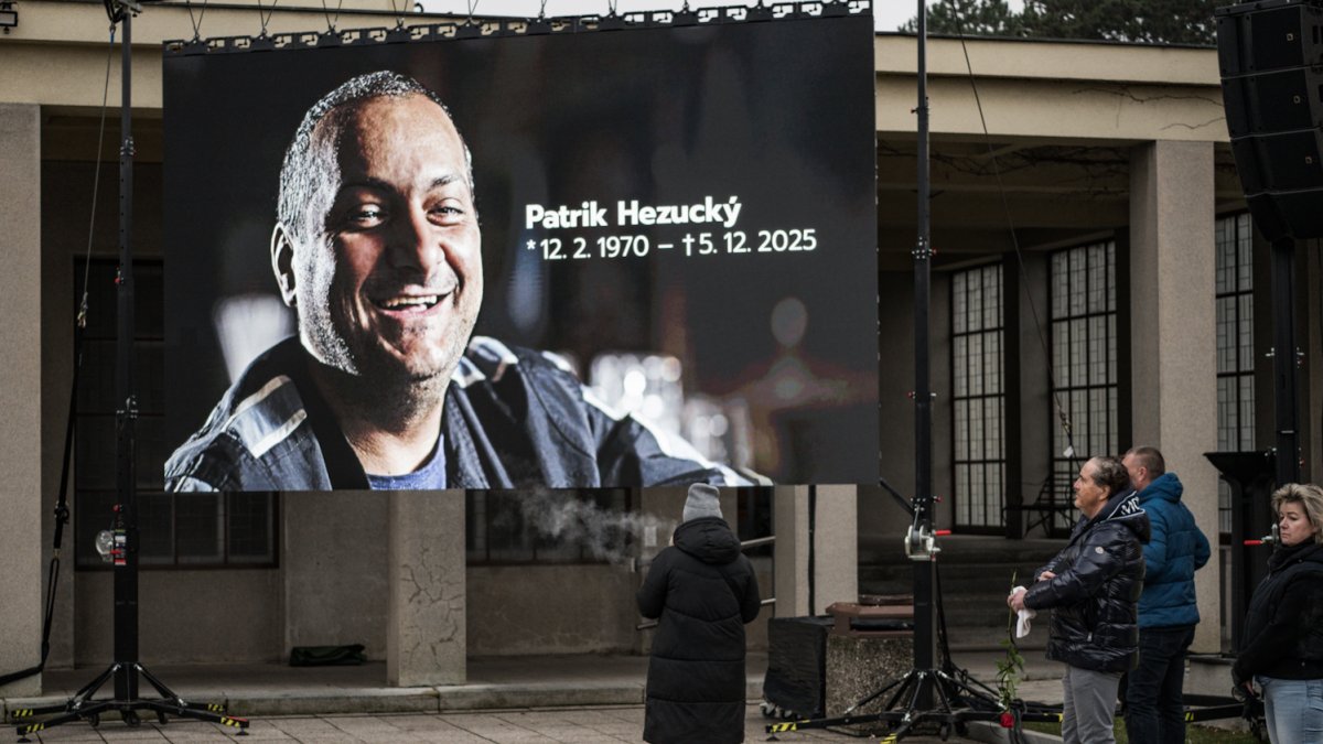 Blízcí a přátelé se rozloučili s moderátorem Patrikem Hezuckým. (12.12.2025)