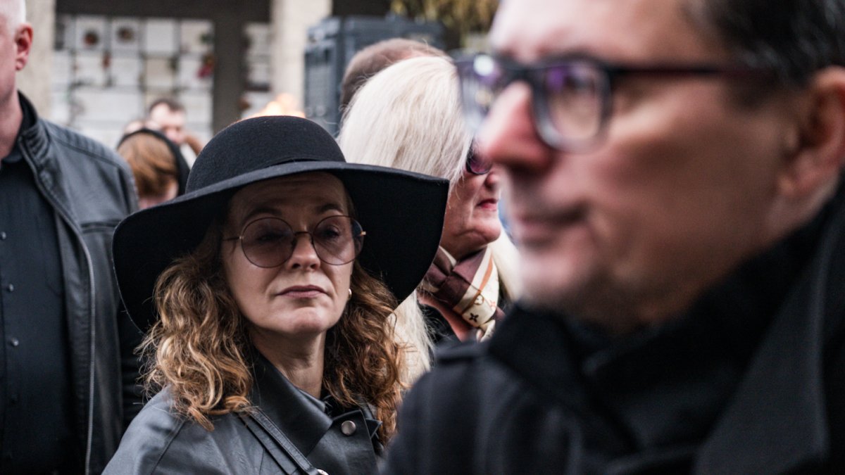 Blízcí a přátelé se rozloučili s moderátorem Patrikem Hezuckým. (12.12.2025)