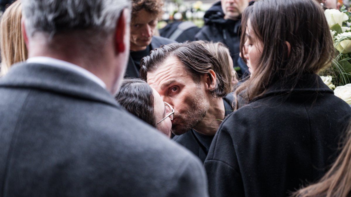 Blízcí a přátelé se rozloučili s moderátorem Patrikem Hezuckým. (12.12.2025)