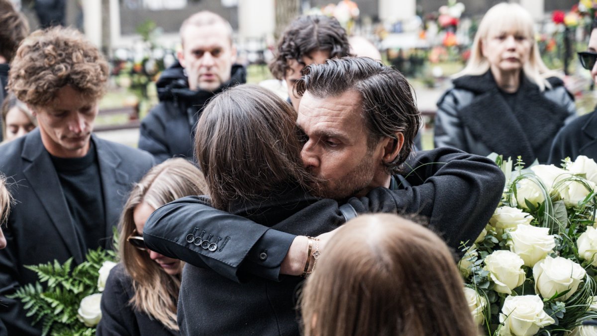 Blízcí a přátelé se rozloučili s moderátorem Patrikem Hezuckým. (12.12.2025)