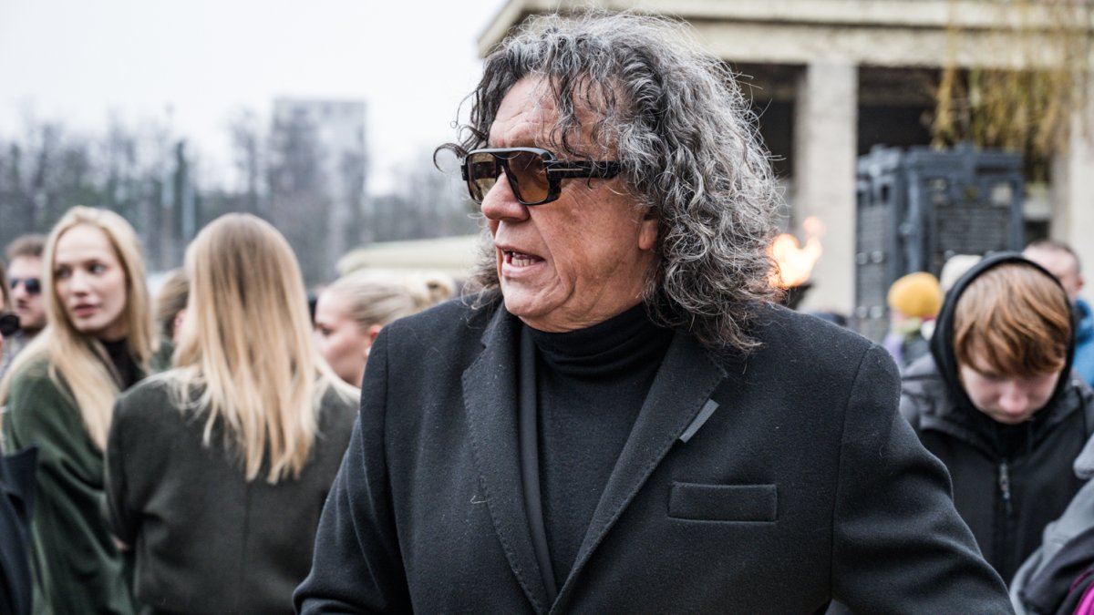 Blízcí a přátelé se rozloučili s moderátorem Patrikem Hezuckým. (12.12.2025)