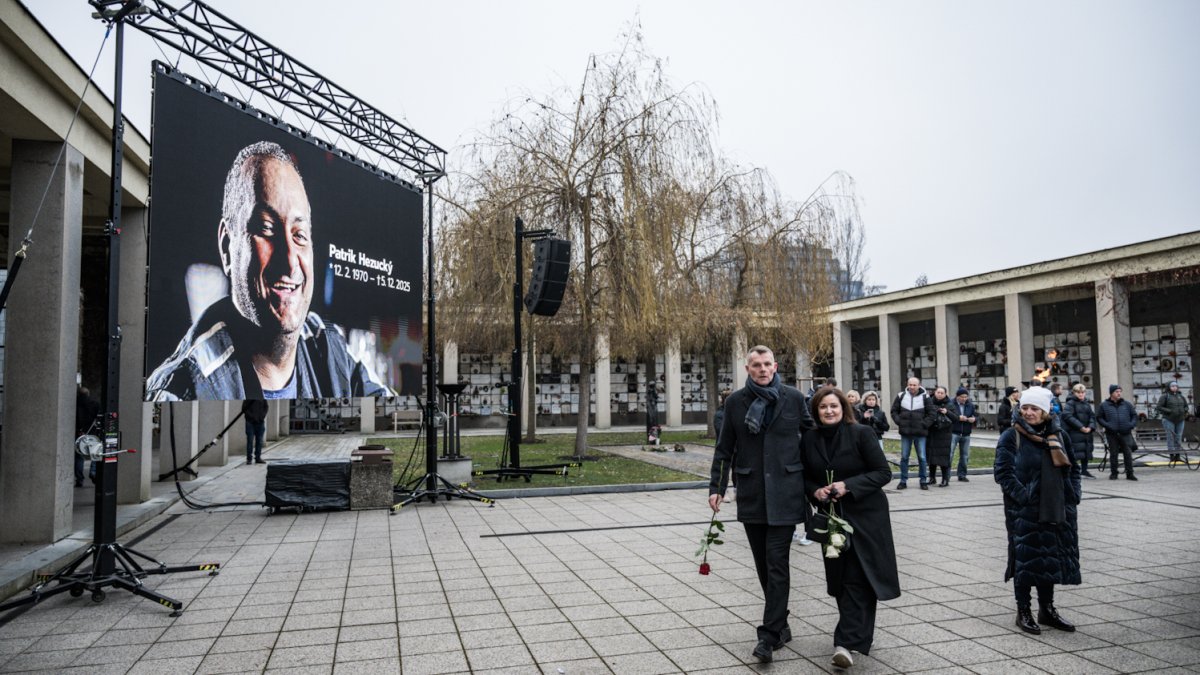 Blízcí a přátelé se rozloučili s moderátorem Patrikem Hezuckým. (12.12.2025)