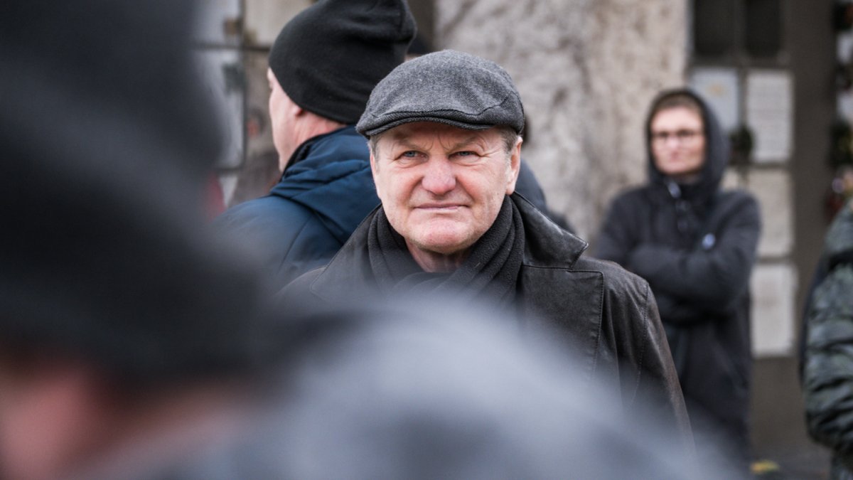 Blízcí a přátelé se rozloučili s moderátorem Patrikem Hezuckým. (12.12.2025)