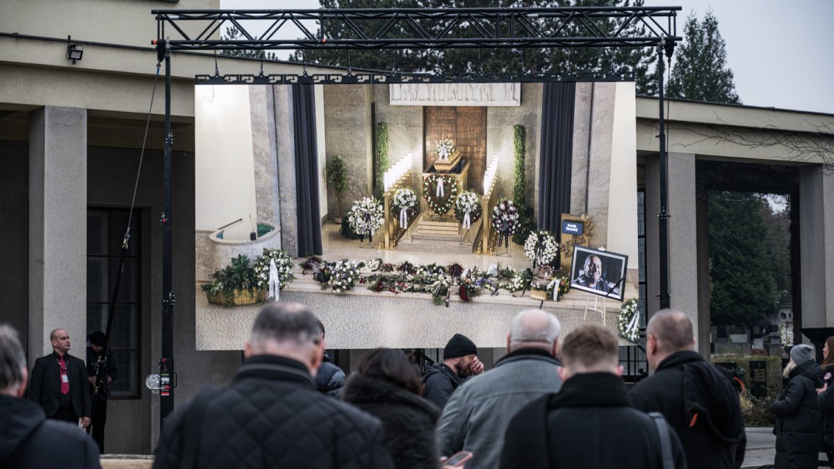 Blízcí a přátelé se rozloučili s moderátorem Patrikem Hezuckým. (12.12.2025)