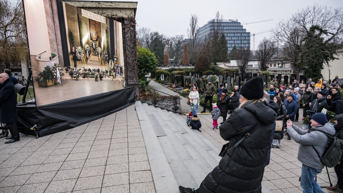 Blízcí a přátelé se rozloučili s moderátorem Patrikem Hezuckým. (12.12.2025)