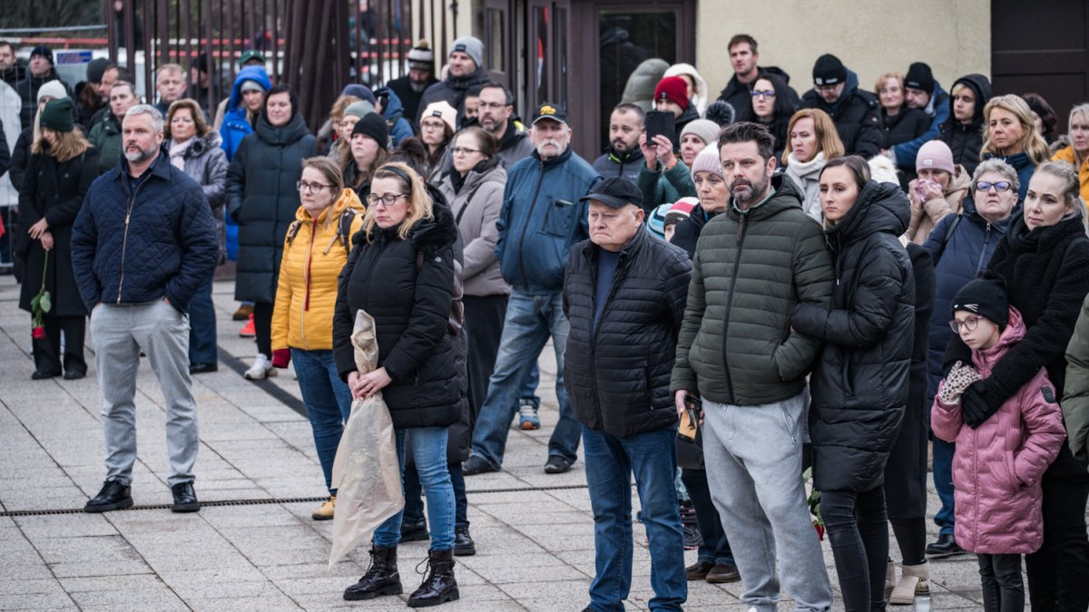 Blízcí a přátelé se rozloučili s moderátorem Patrikem Hezuckým. (12.12.2025)