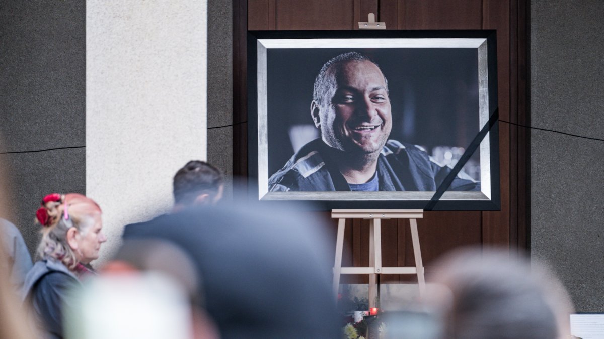 Blízcí a přátelé se rozloučili s moderátorem Patrikem Hezuckým. (12.12.2025)