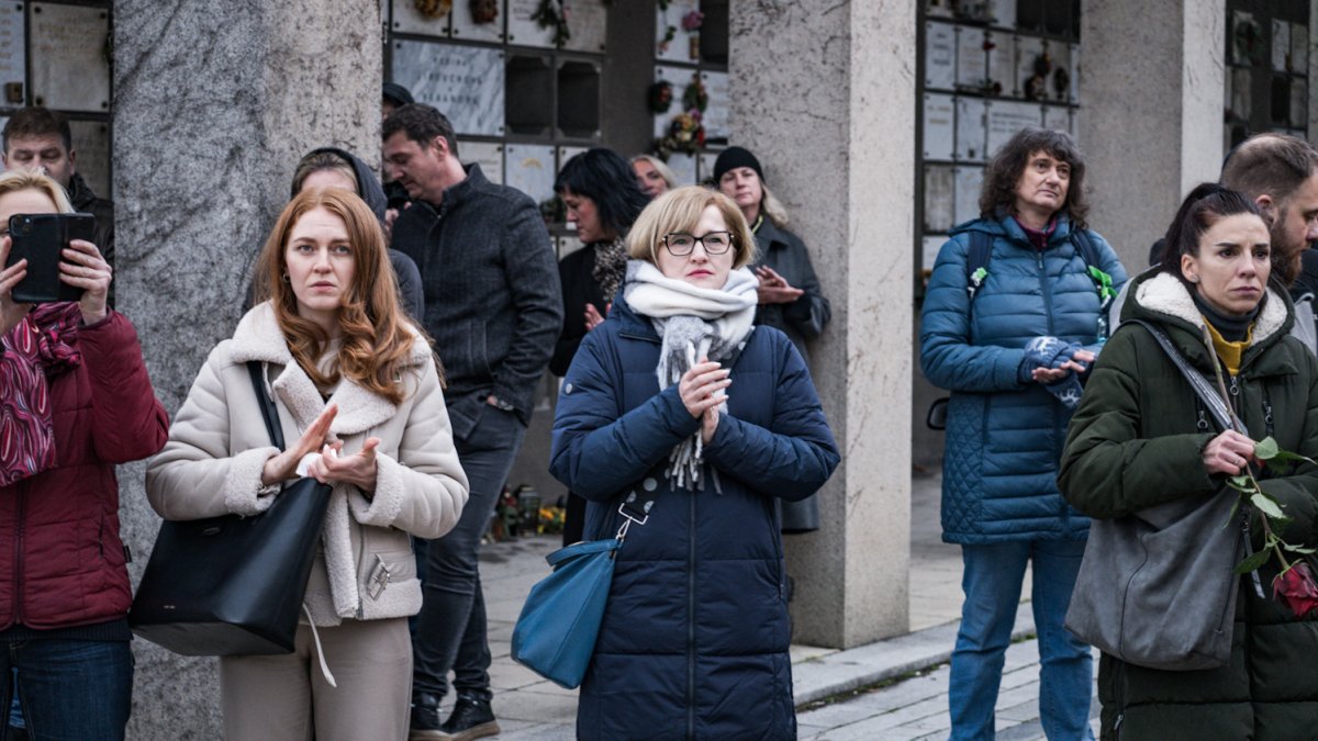 Blízcí a přátelé se rozloučili s moderátorem Patrikem Hezuckým. (12.12.2025)