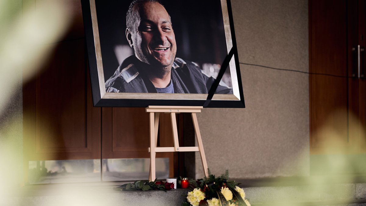 Blízcí a přátelé se rozloučili s moderátorem Patrikem Hezuckým. (12.12.2025)