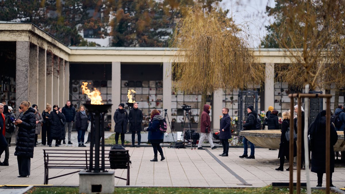 Blízcí a přátelé se rozloučili s moderátorem Patrikem Hezuckým. (12.12.2025)