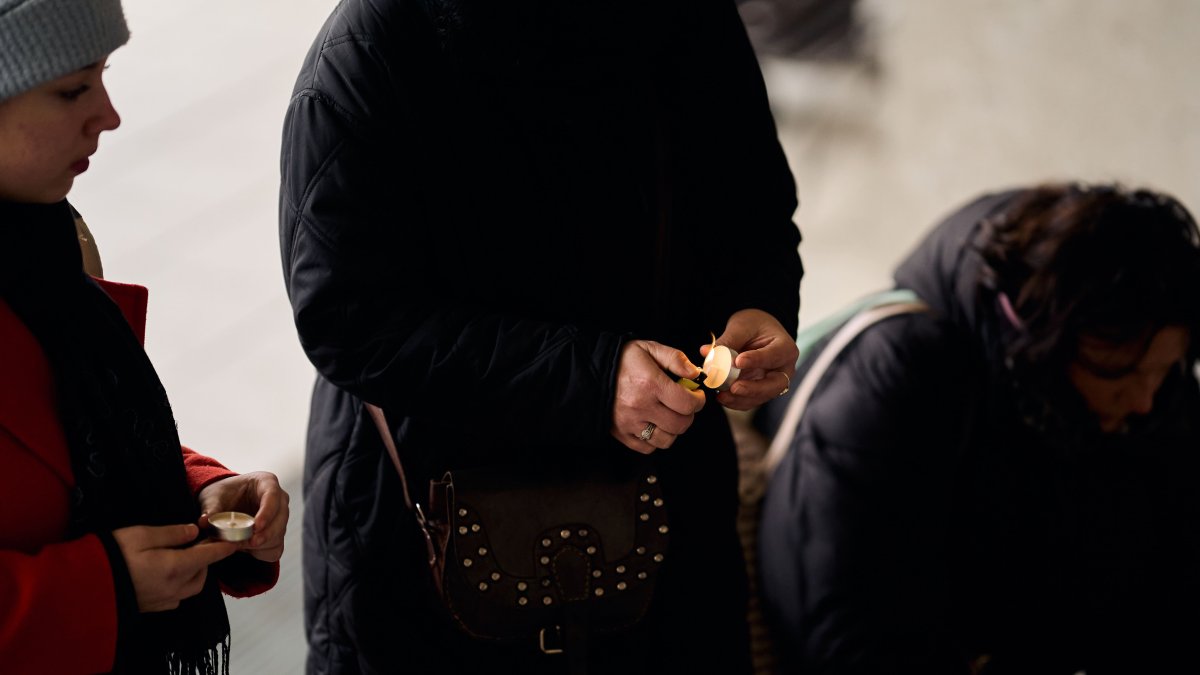 Blízcí a přátelé se rozloučili s moderátorem Patrikem Hezuckým. (12.12.2025)