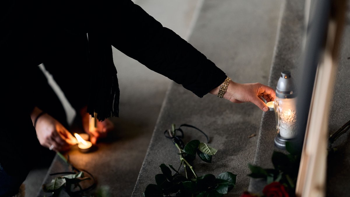 Blízcí a přátelé se rozloučili s moderátorem Patrikem Hezuckým. (12.12.2025)