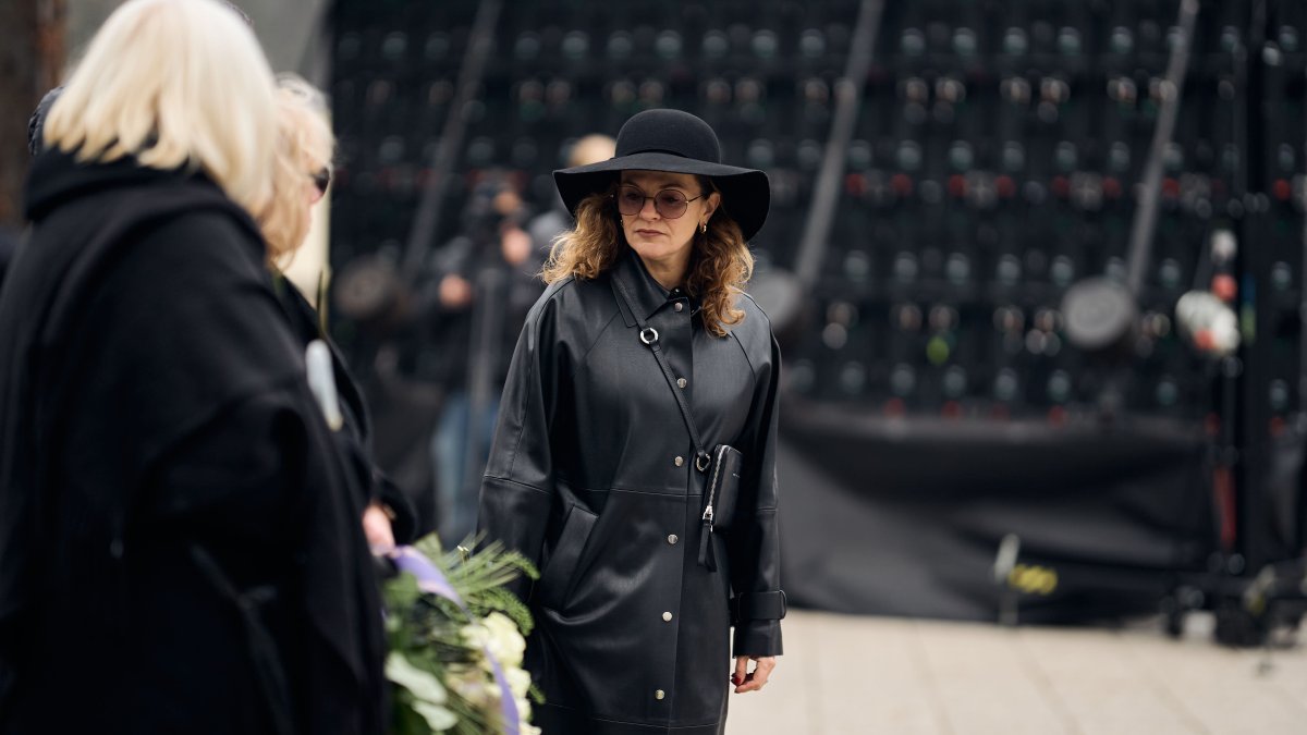 Blízcí a přátelé se rozloučili s moderátorem Patrikem Hezuckým. (12.12.2025)