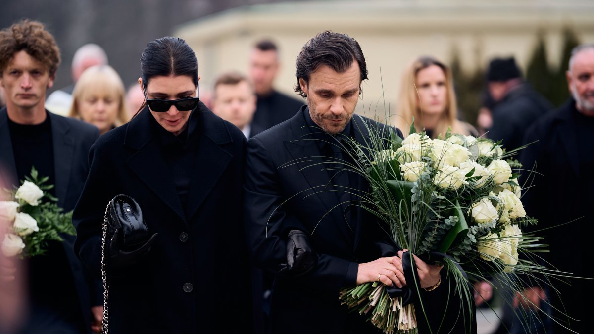 Blízcí a přátelé se rozloučili s moderátorem Patrikem Hezuckým. (12.12.2025)