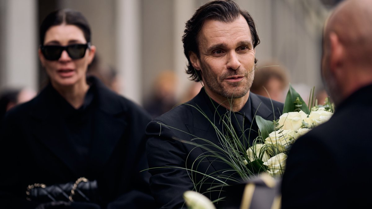 Blízcí a přátelé se rozloučili s moderátorem Patrikem Hezuckým. (12.12.2025)