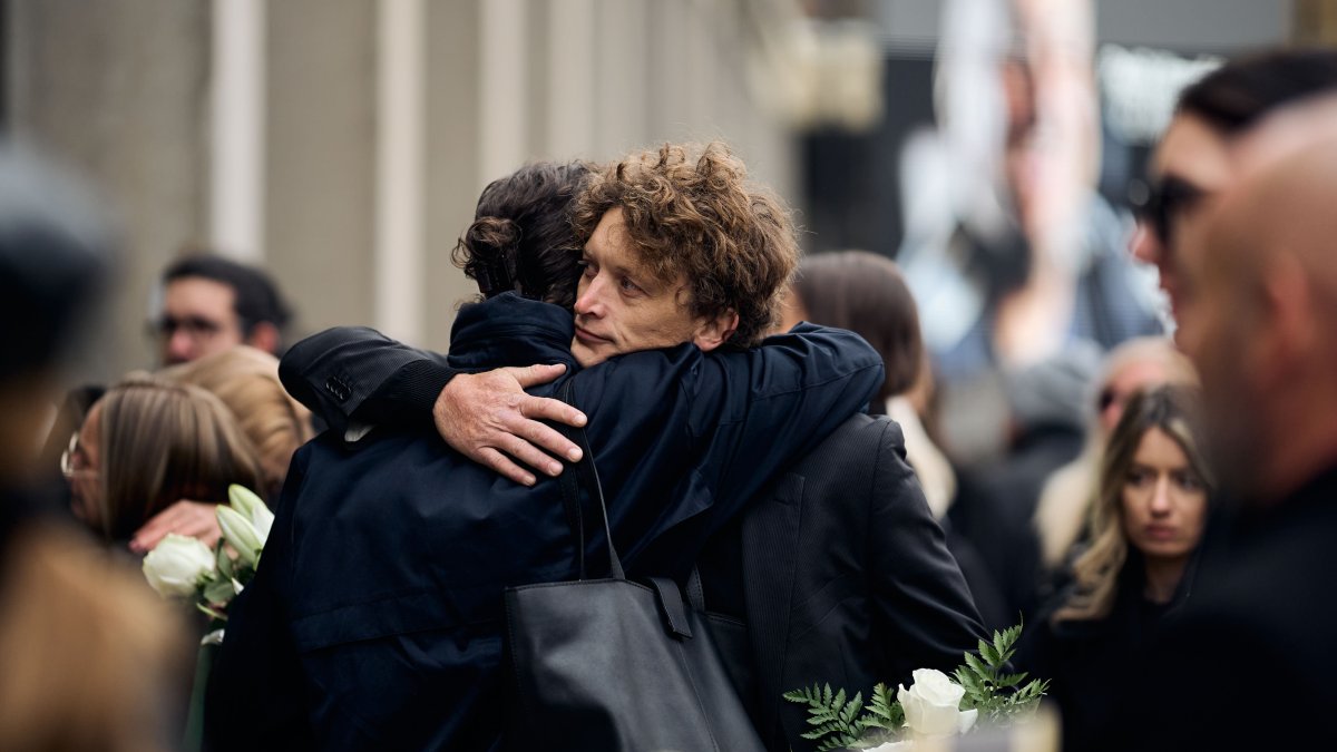 Blízcí a přátelé se rozloučili s moderátorem Patrikem Hezuckým. (12.12.2025)