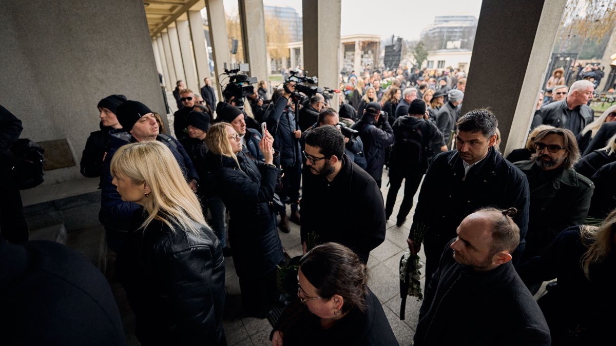 Blízcí a přátelé se rozloučili s moderátorem Patrikem Hezuckým. (12.12.2025)