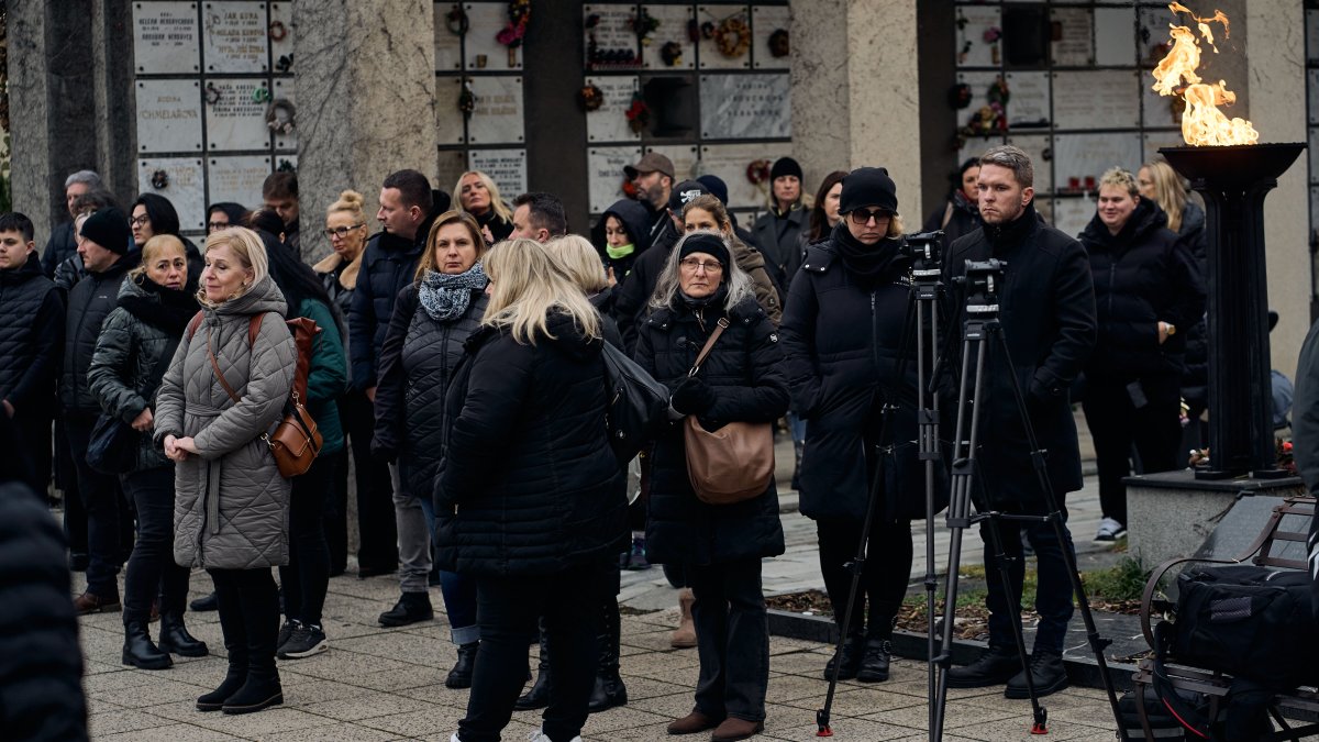 Blízcí a přátelé se rozloučili s moderátorem Patrikem Hezuckým. (12.12.2025)