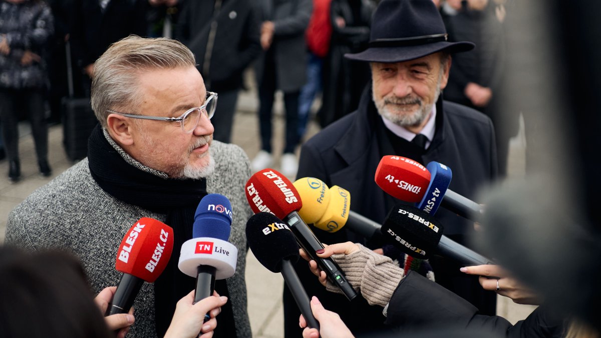 Blízcí a přátelé se rozloučili s moderátorem Patrikem Hezuckým. (12.12.2025)