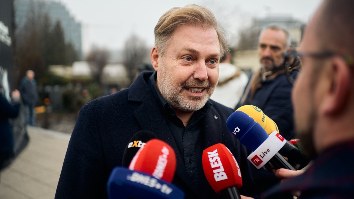 Blízcí a přátelé se rozloučili s moderátorem Patrikem Hezuckým. (12.12.2025)