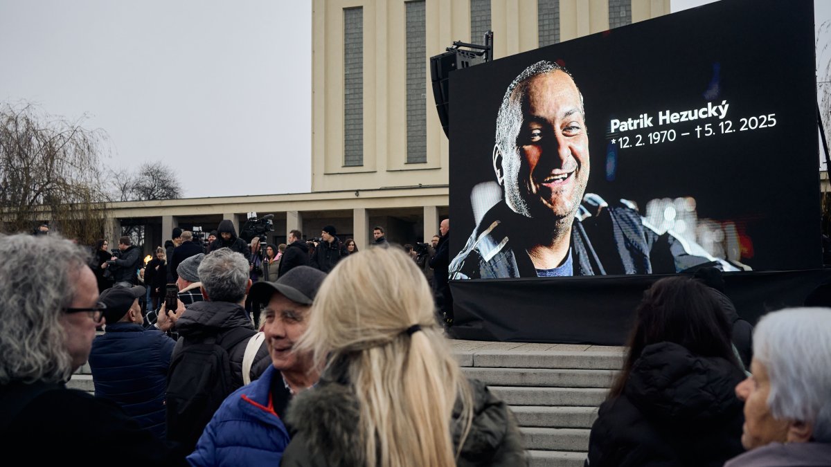 Blízcí a přátelé se rozloučili s moderátorem Patrikem Hezuckým. (12.12.2025)