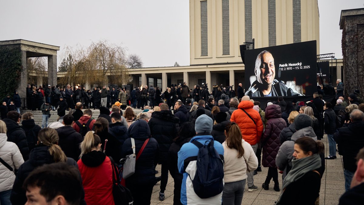 Blízcí a přátelé se rozloučili s moderátorem Patrikem Hezuckým. (12.12.2025)