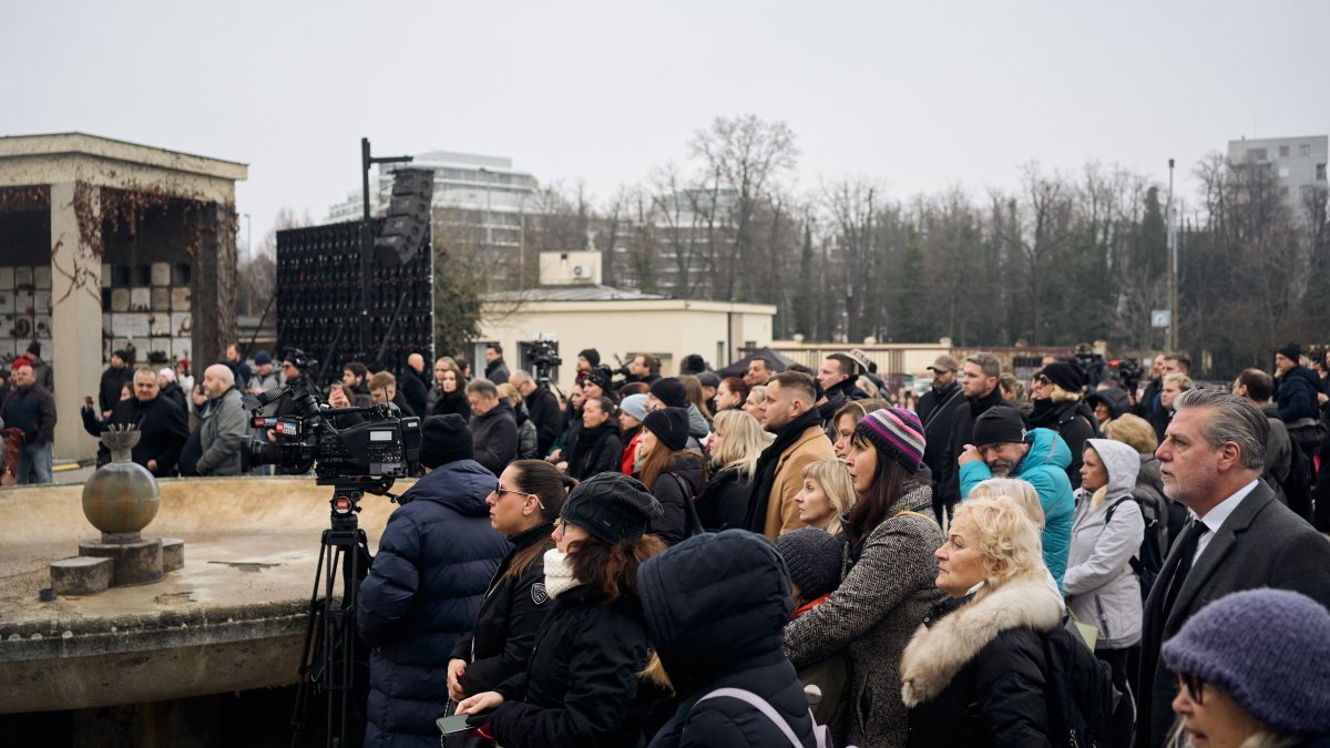 Blízcí a přátelé se rozloučili s moderátorem Patrikem Hezuckým. (12.12.2025)