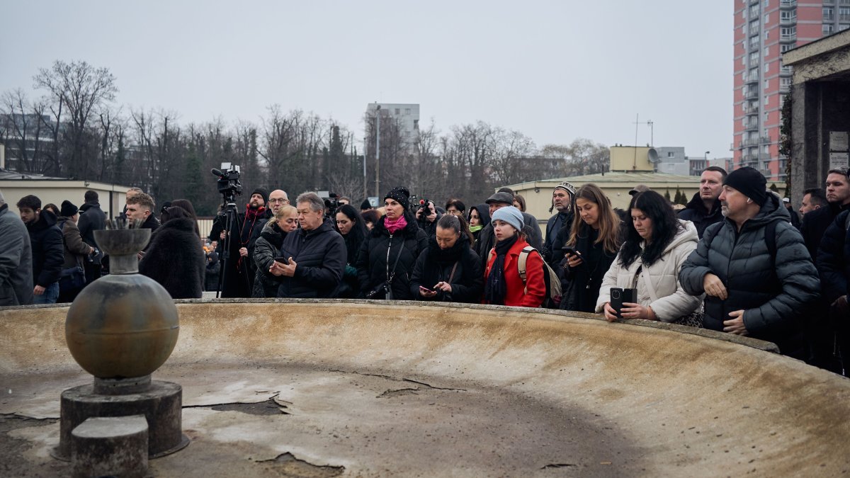 Blízcí a přátelé se rozloučili s moderátorem Patrikem Hezuckým. (12.12.2025)
