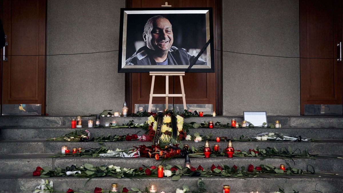 Blízcí a přátelé se rozloučili s moderátorem Patrikem Hezuckým. (12.12.2025)