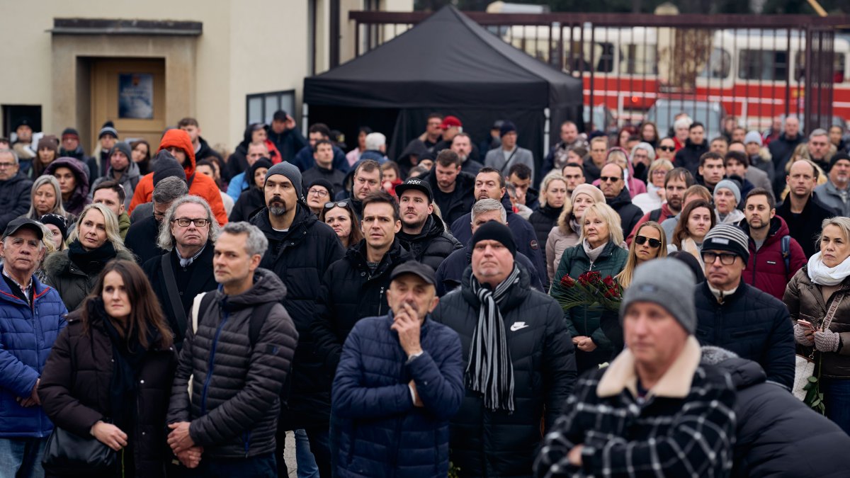 Blízcí a přátelé se rozloučili s moderátorem Patrikem Hezuckým. (12.12.2025)