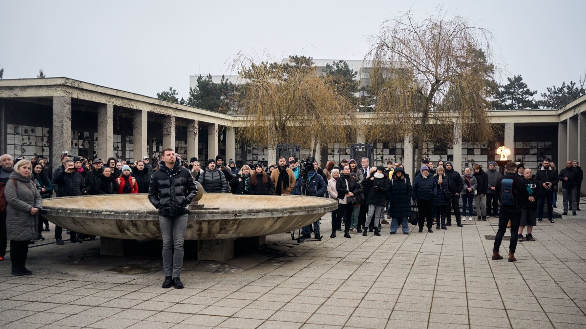 Blízcí a přátelé se rozloučili s moderátorem Patrikem Hezuckým. (12.12.2025)