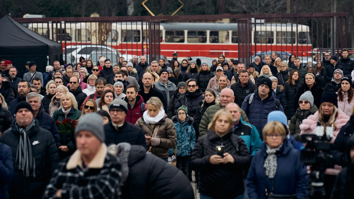 Blízcí a přátelé se rozloučili s moderátorem Patrikem Hezuckým. (12.12.2025)