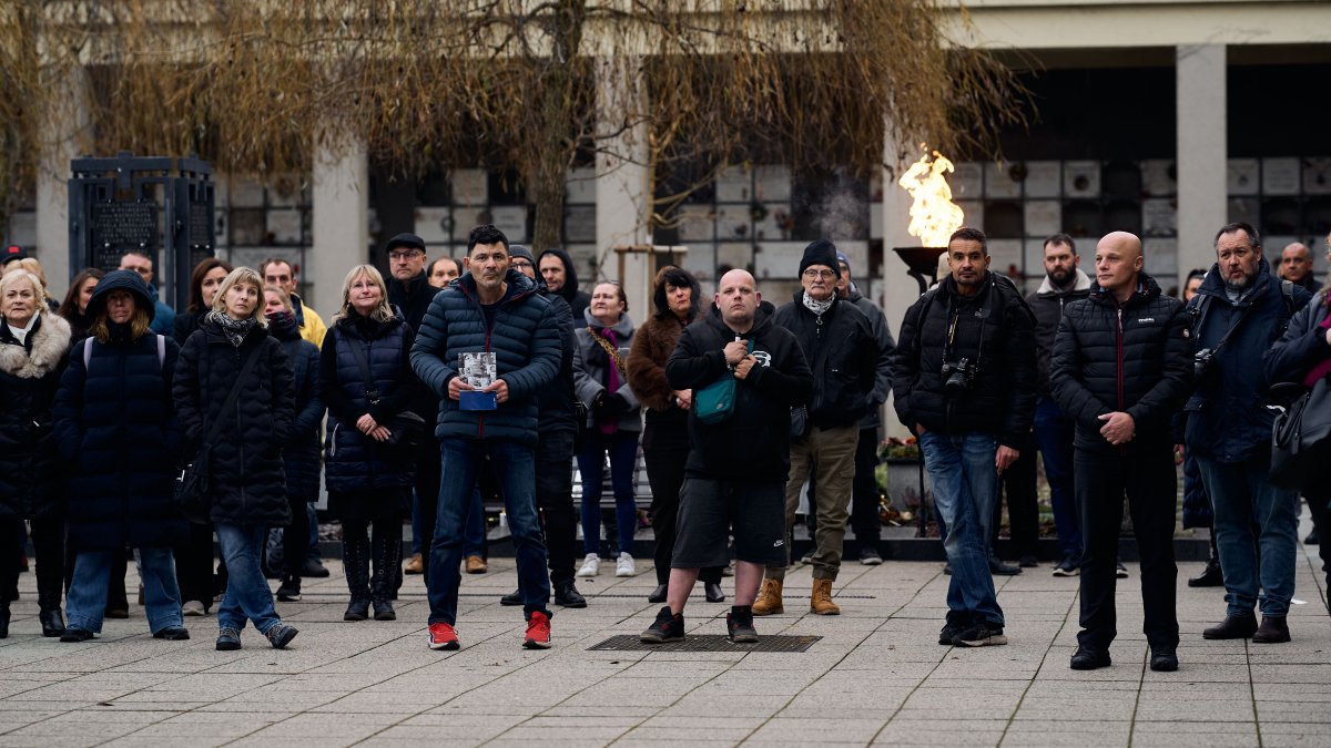 Blízcí a přátelé se rozloučili s moderátorem Patrikem Hezuckým. (12.12.2025)