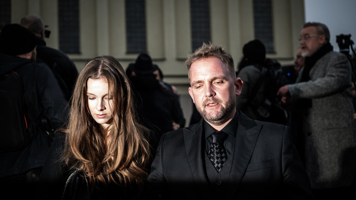 Blízcí a přátelé se rozloučili s moderátorem Patrikem Hezuckým. (12.12.2025)