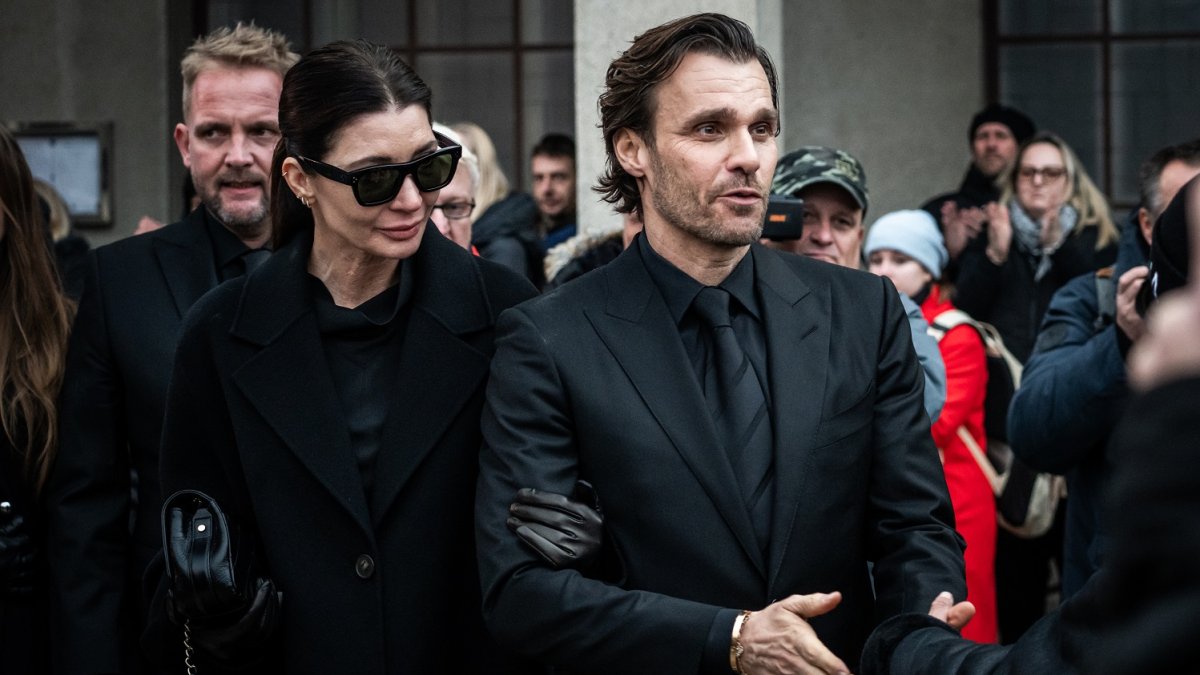 Blízcí a přátelé se rozloučili s moderátorem Patrikem Hezuckým. (12.12.2025)