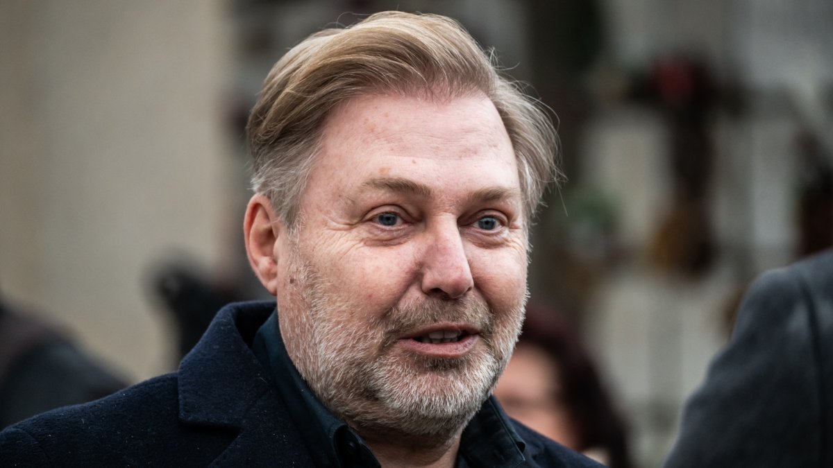 Blízcí a přátelé se rozloučili s moderátorem Patrikem Hezuckým. (12.12.2025)