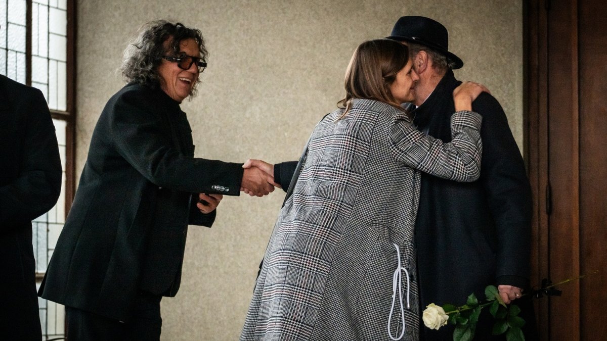 Blízcí a přátelé se rozloučili s moderátorem Patrikem Hezuckým. (12.12.2025)