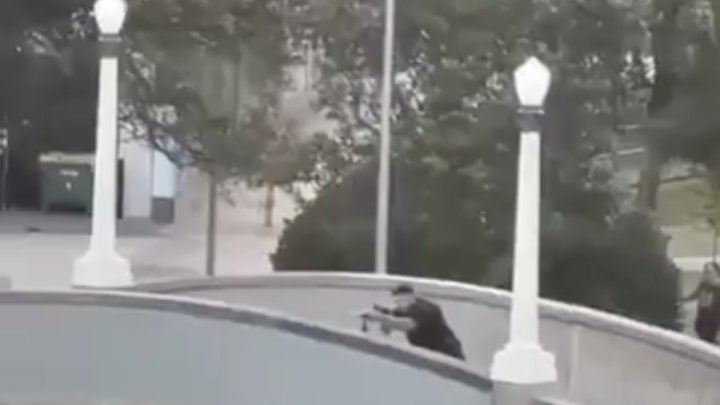 Australská policie zasahuje proti střelcům na Bondi Beach. (14.12.2025)