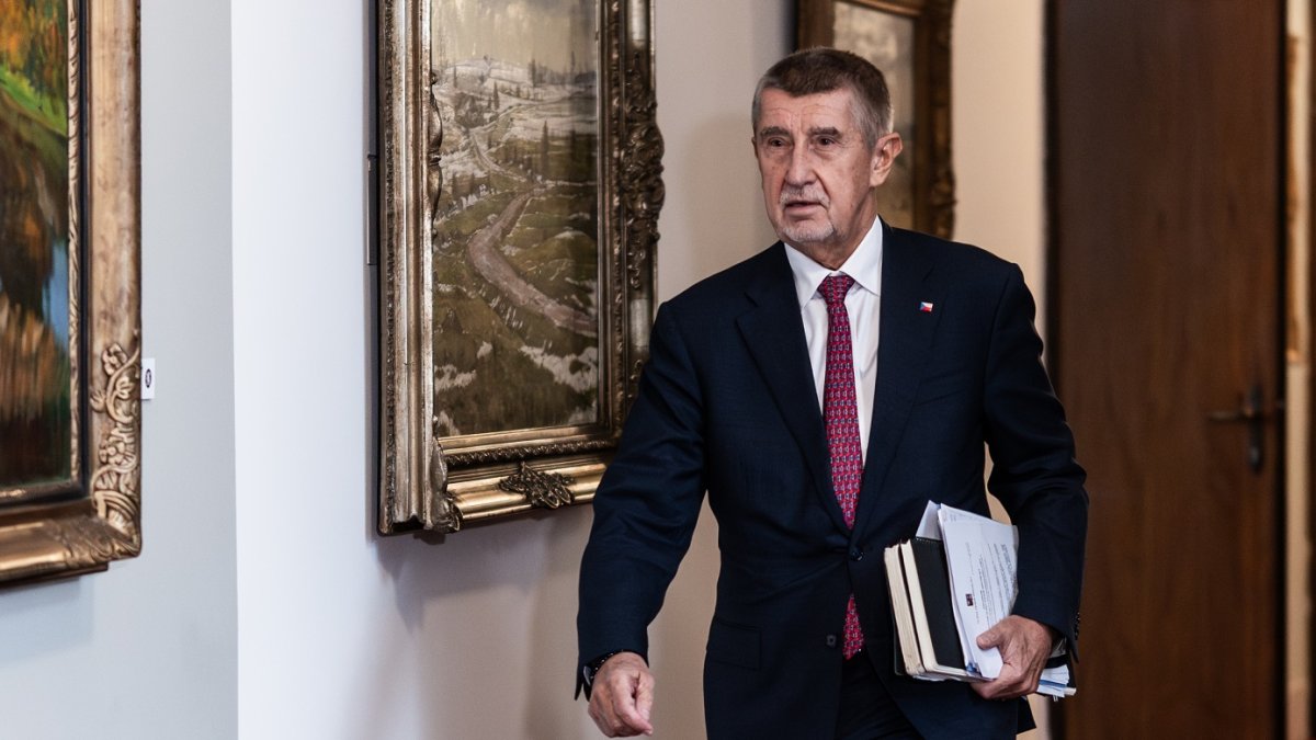 Andrej Babiš přichází na zasedání nové vlády