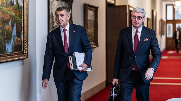 Andrej Babiš a Karel Havlíček přicházejí na zasedání nové vlády