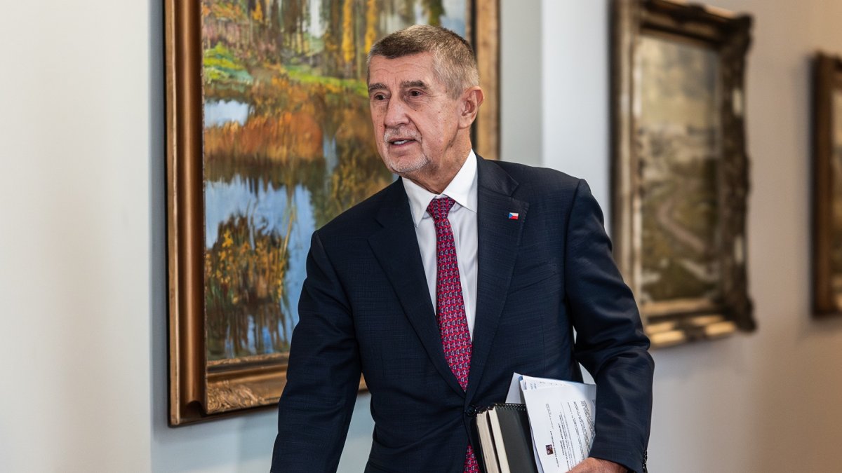 Andrej Babiš přichází na zasedání nové vlády